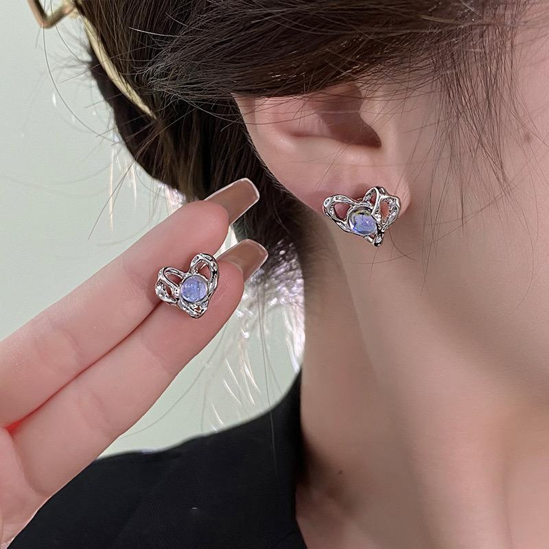 Grudge Heart Earrings - Image 3