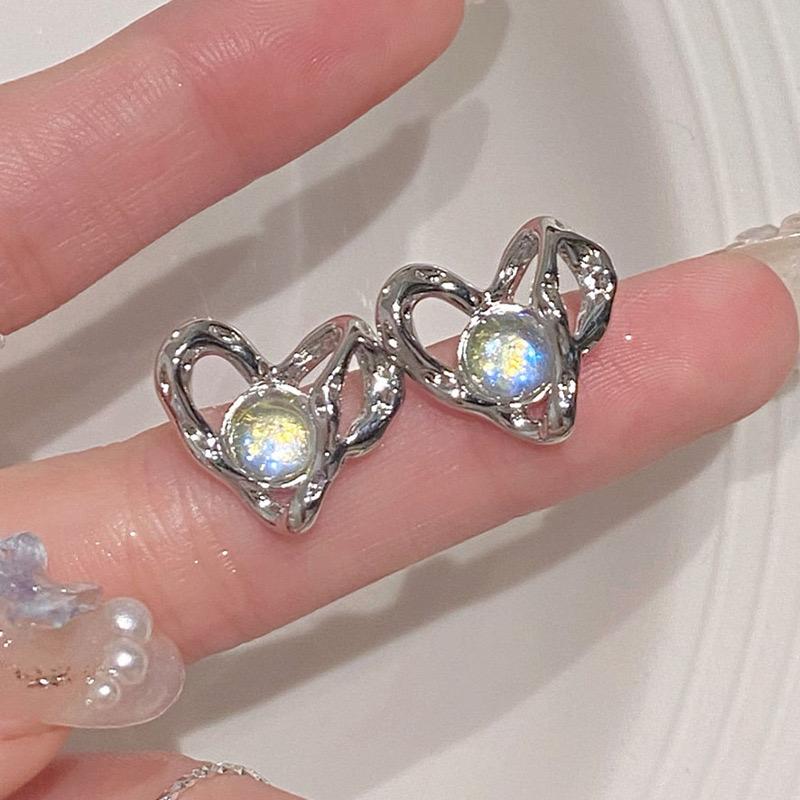 Grudge Heart Earrings - Image 4