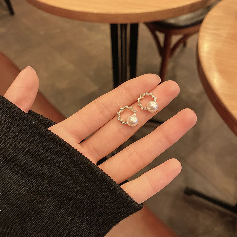 KOREAN CLASSY PEARLY STUD EARRINGS - Image 3